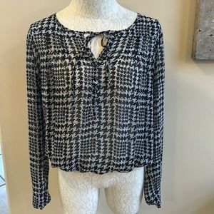 Black & white hounds tooth top